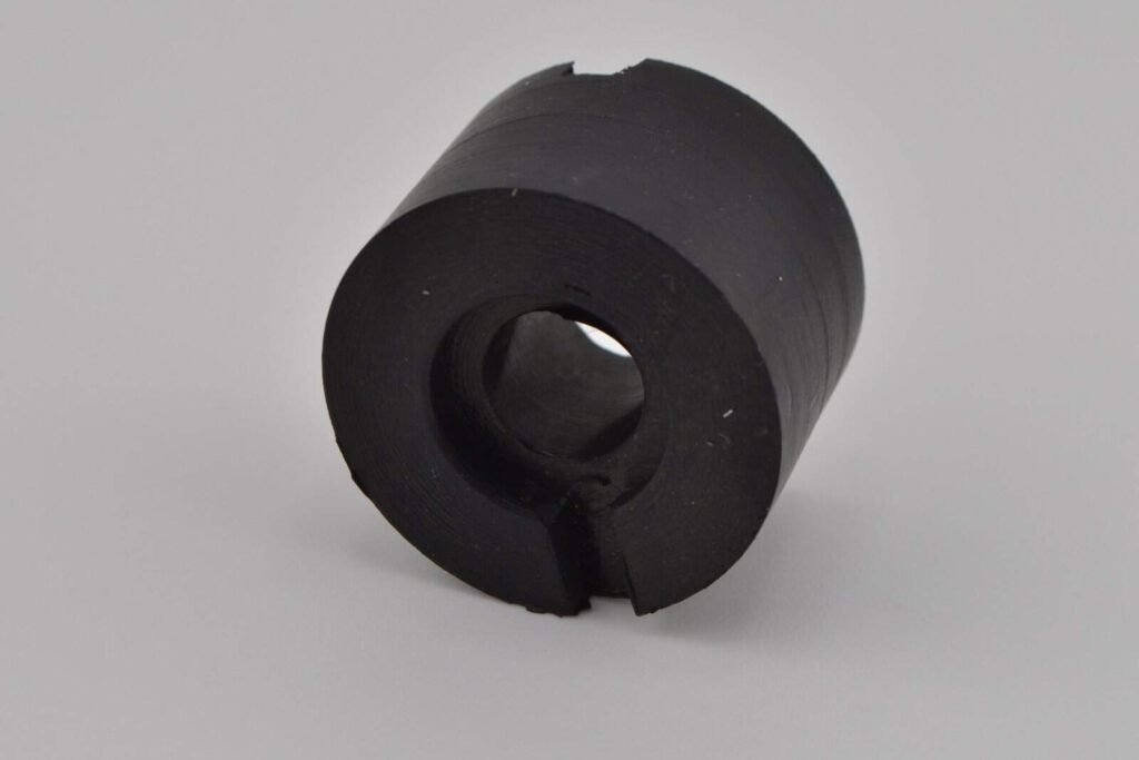 Gumowa tuleja na białym tle, element mechaniczny lub izolacyjny.