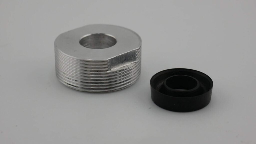 Nakrętka wkładu amortyzatora M17 aluminiowa zmodyfikowana na zdjęciu.