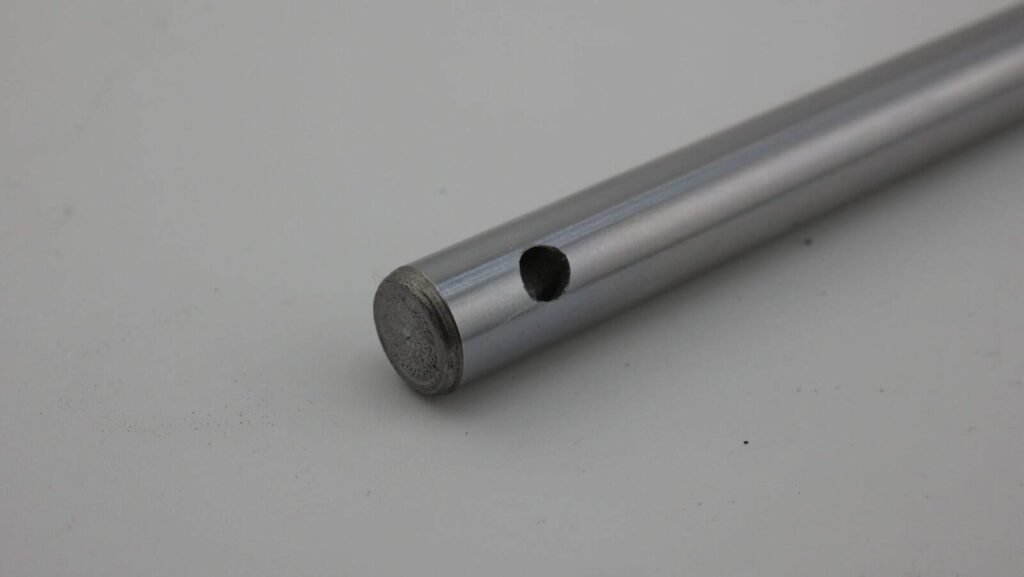 Tłoczysko amortyzatora przedniego MZ ES Trophy na zdjęciu.