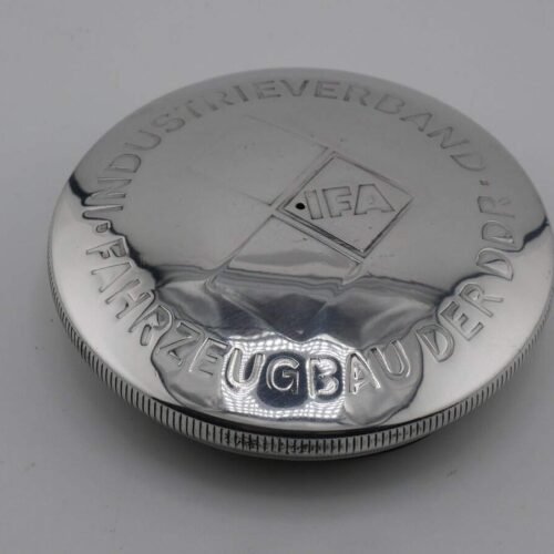 Korek zbiornika paliwa MZ z logo UGA, odnowiony po renowacji DDR.