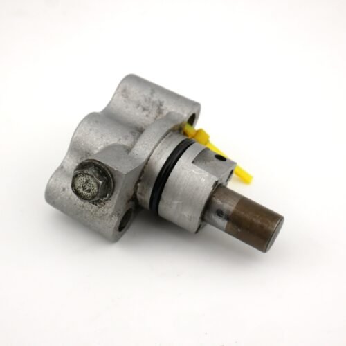 Przedmiot zdjęcia to używany napinacz łańcucha rozrządu do Kawasaki ZXR400.