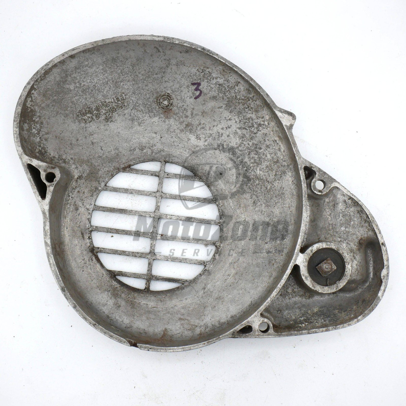 Pokrywa silnika prawa (osłona wentylatora) DDR – Simson Duo KR51/1 SR4-2 SR4-4 – używane 3 2 Osłona silnika prawa do Simson KR51/1, używana, metalowa, z otworem wentylacyjnym.