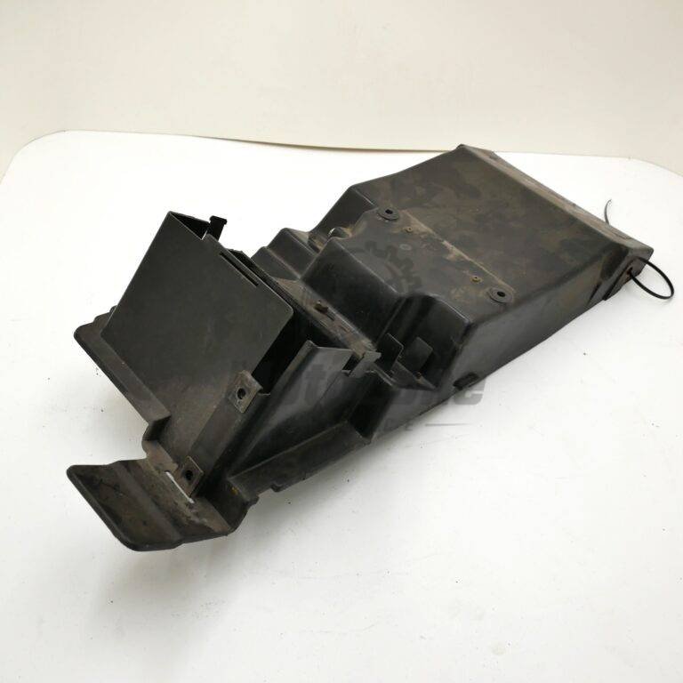35023 Błotnik tylny przód (FENDER-REAR, FR) – Kawasaki ZXR400 350231316 – używane 3 Błotnik tylnej części Kawasaki ZXR400, używany, stan dobry.