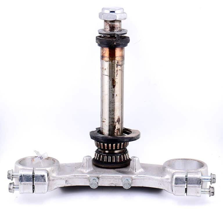 MotoZoneService - 44037 Dolna półka zawieszenia / jarzmo lag YOKE (HOLDER-FORK UNDER) – Kawasaki ZXR400 440371285 – używane 2 OEM