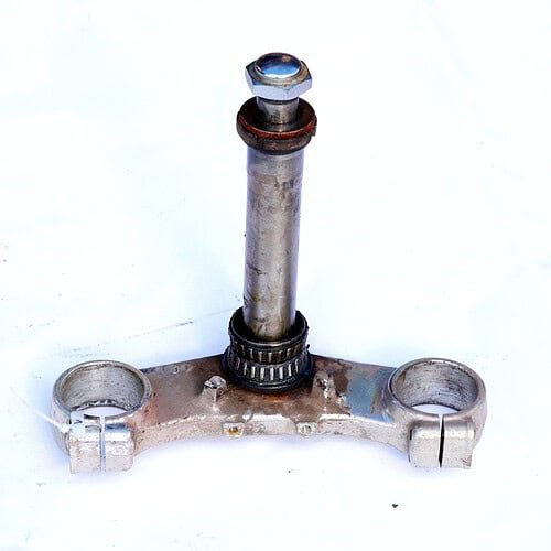 MotoZoneService - 44037 Dolna półka zawieszenia / jarzmo lag yoke (HOLDER-FORK UNDER) – Kawasaki ZXR400 440371285 – używane 1 OEM