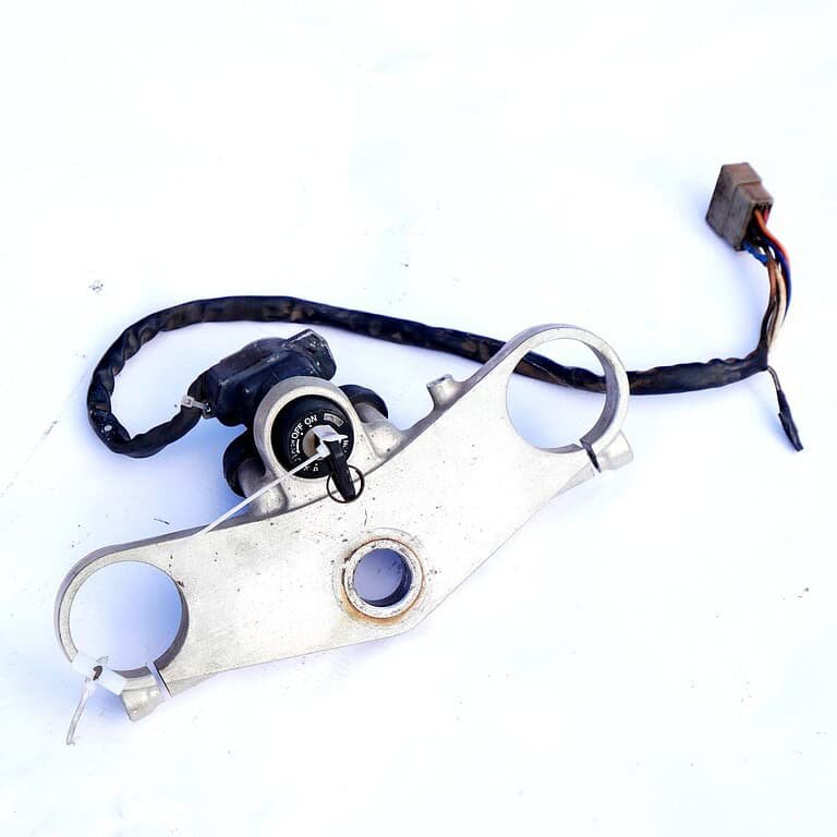 MotoZoneService - 44039 / 27005 Górna półka zawieszenia ze stacyjką (HOLDER-FORK UPPER + SWITCH-ASSY-IGNITION) – Kawasaki ZXR400 440391214 / 270051232 – używane OEM