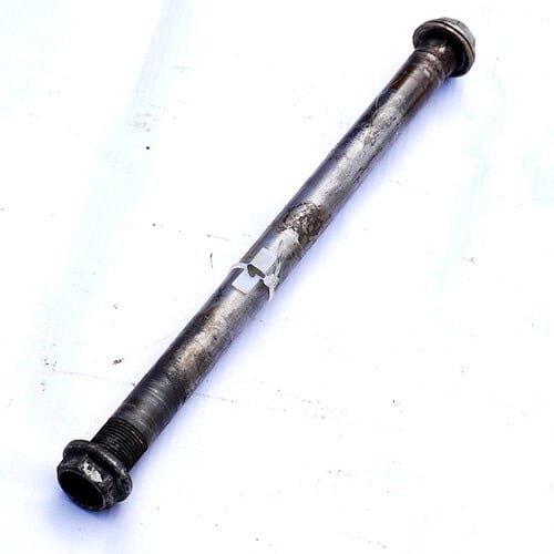MotoZoneService - 33032 / 92015 Oś wahacza (SHAFT-SWING ARM) – Kawasaki ZXR400 330321109 / 920151724 – używane 1 OEM