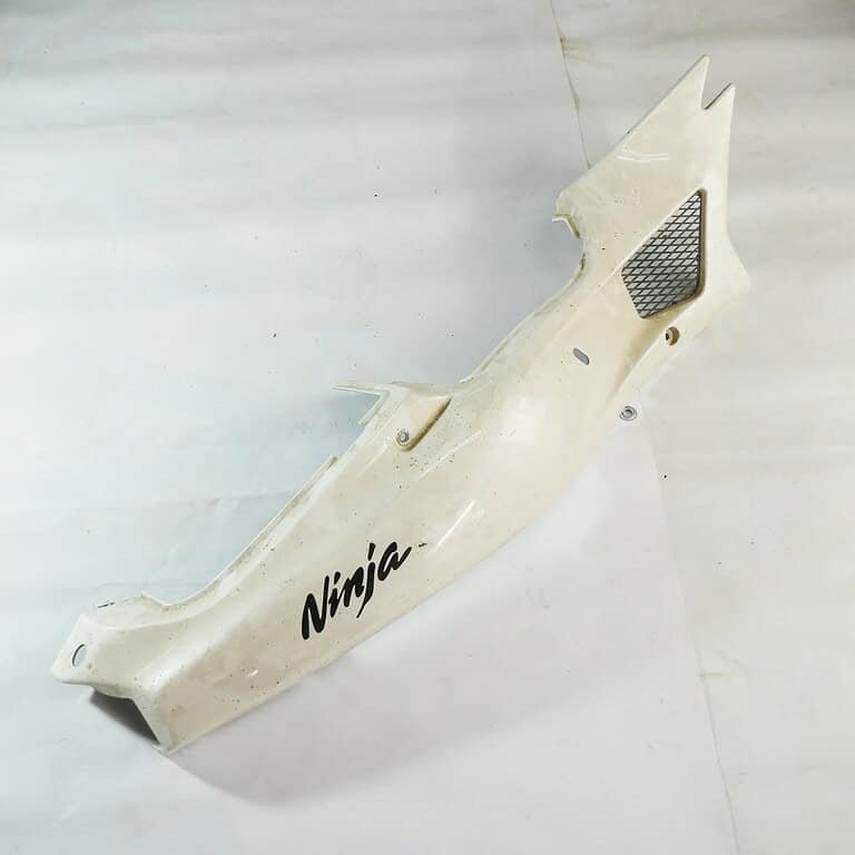 36030A Owiewka tylna zadupek prawa biała (COVER-SIDE,RH,M.BLUE GITANE) – Kawasaki ZXR400 360305002KH – używane MotoZoneService - 55049 Owiewka górna przednia czasza biało-niebieska (COWLING.,UPP,P.WHITE/BLUE) – Kawasaki ZXR400 5504950336F – używane OEM