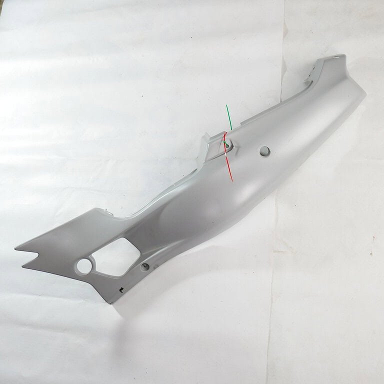 36030 Owiewka tylna zadupek lewa srebrna (COVER-SIDE,LH,SILVER) – Kawasaki ZXR400 360305169H8 – używane MotoZoneService - 55049 Owiewka górna przednia czasza biało-niebieska (COWLING.,UPP,P.WHITE/BLUE) – Kawasaki ZXR400 5504950336F – używane OEM