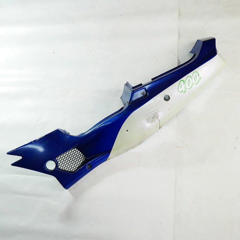 36030 Owiewka tylna zadupek lewa niebiesko-biała (COVER-SIDE,LH,M.BLUE GITANE) – Kawasaki ZXR400 360305001KH – używane MotoZoneService - 55049 Owiewka górna przednia czasza biało-niebieska (COWLING.,UPP,P.WHITE/BLUE) – Kawasaki ZXR400 5504950336F – używane OEM