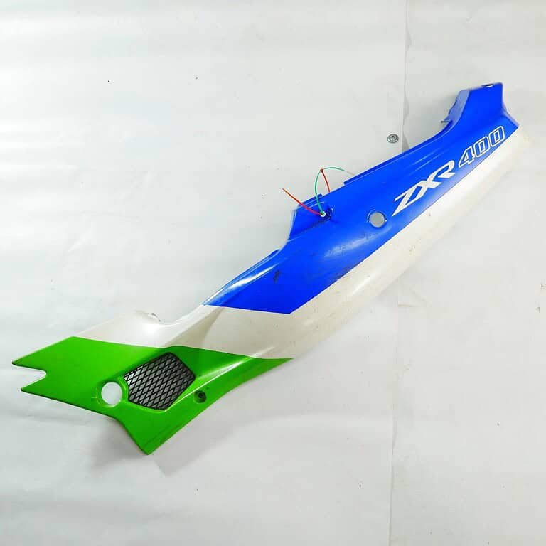 36010 Owiewka tylna zadupek lewa zielono-biało-niebieska (COVER-SIDE,LH,GREEN/WHITE/BLUE) – Kawasaki ZXR400 360105466KE – używane MotoZoneService - 55049 Owiewka górna przednia czasza biało-niebieska (COWLING.,UPP,P.WHITE/BLUE) – Kawasaki ZXR400 5504950336F – używane OEM
