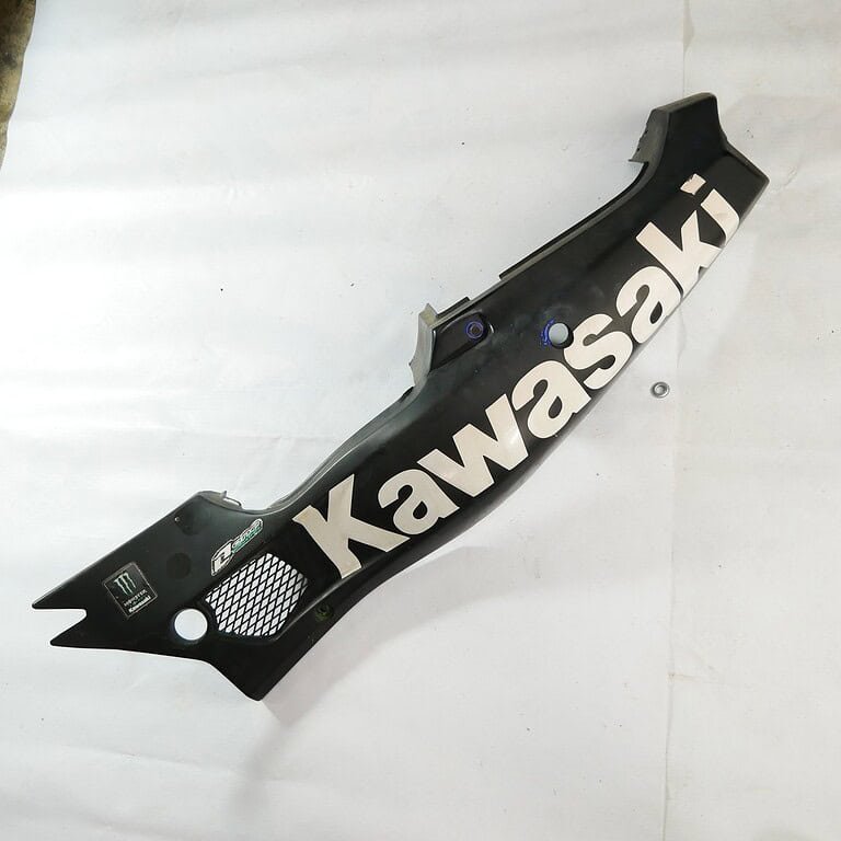 36030 Owiewka tylna zadupek lewa czarna (COVER-SIDE,LH,EBONY) – Kawasaki ZXR400 360305169H8 – używane MotoZoneService - 55049 Owiewka górna przednia czasza biało-niebieska (COWLING.,UPP,P.WHITE/BLUE) – Kawasaki ZXR400 5504950336F – używane OEM